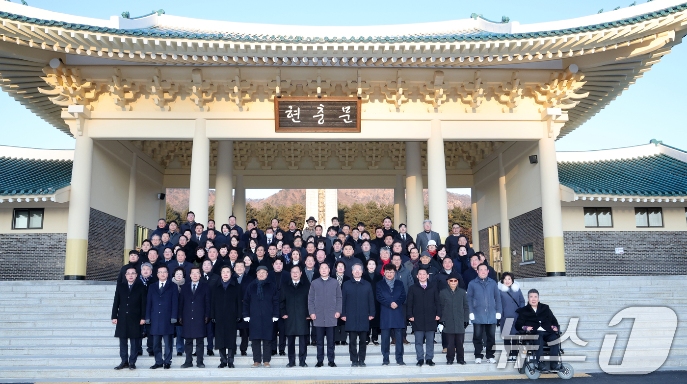 (대전=뉴스1) 김기태 기자 = 이은권 국민의힘 대전시당위원장과 당원들이 2일 오전 대전 유성구 국립대젼현충원 현충탑 참배를 마치고 기념촬영 하고 있다. 2026.1.2/뉴스1