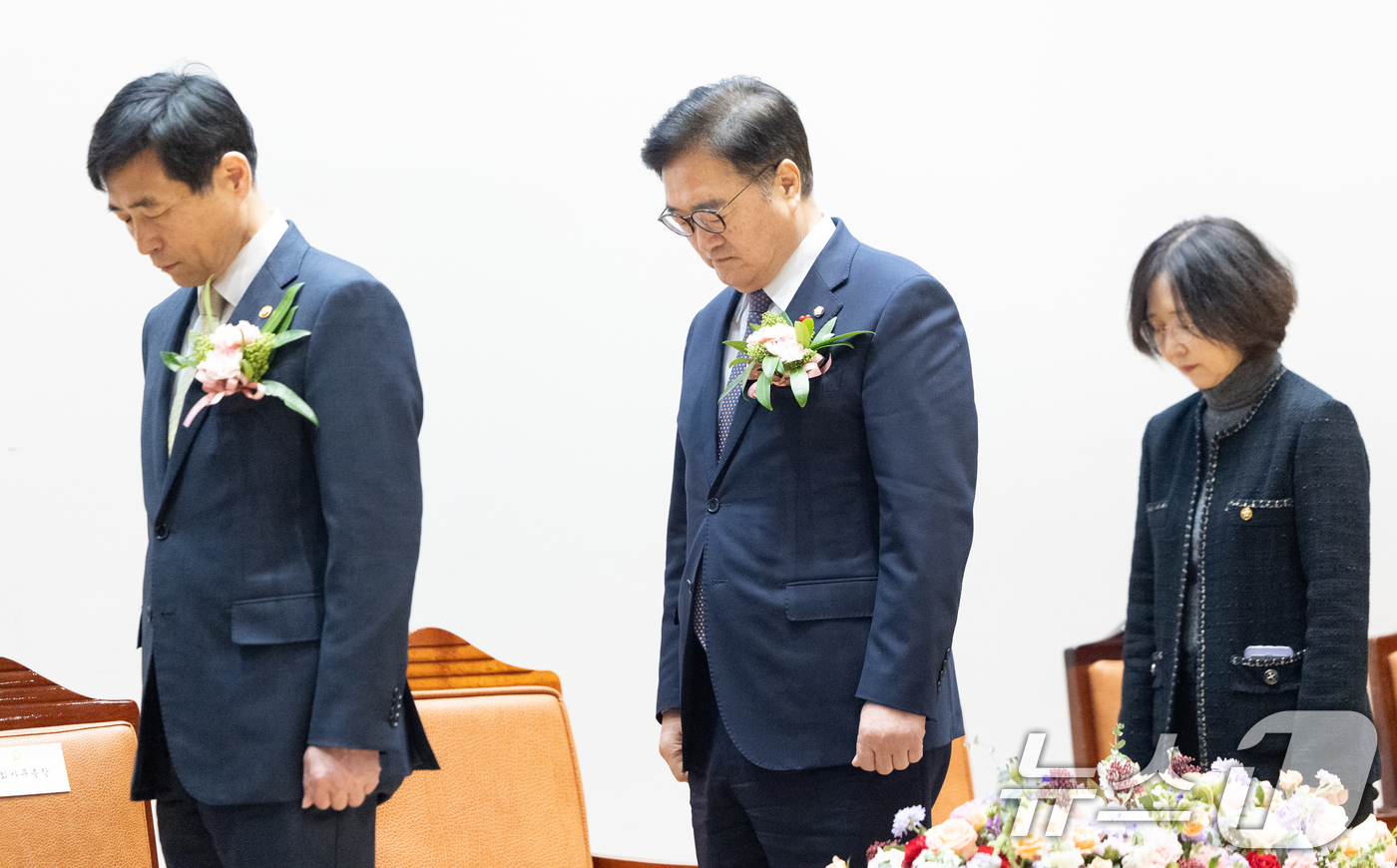 (서울=뉴스1) 이승배 기자 = 우원식 국회의장이 2일 서울 여의도 국회 의원회관에서 열린 2026 국회 시무식에서 묵념하고 있다. 2026.1.2/뉴스1