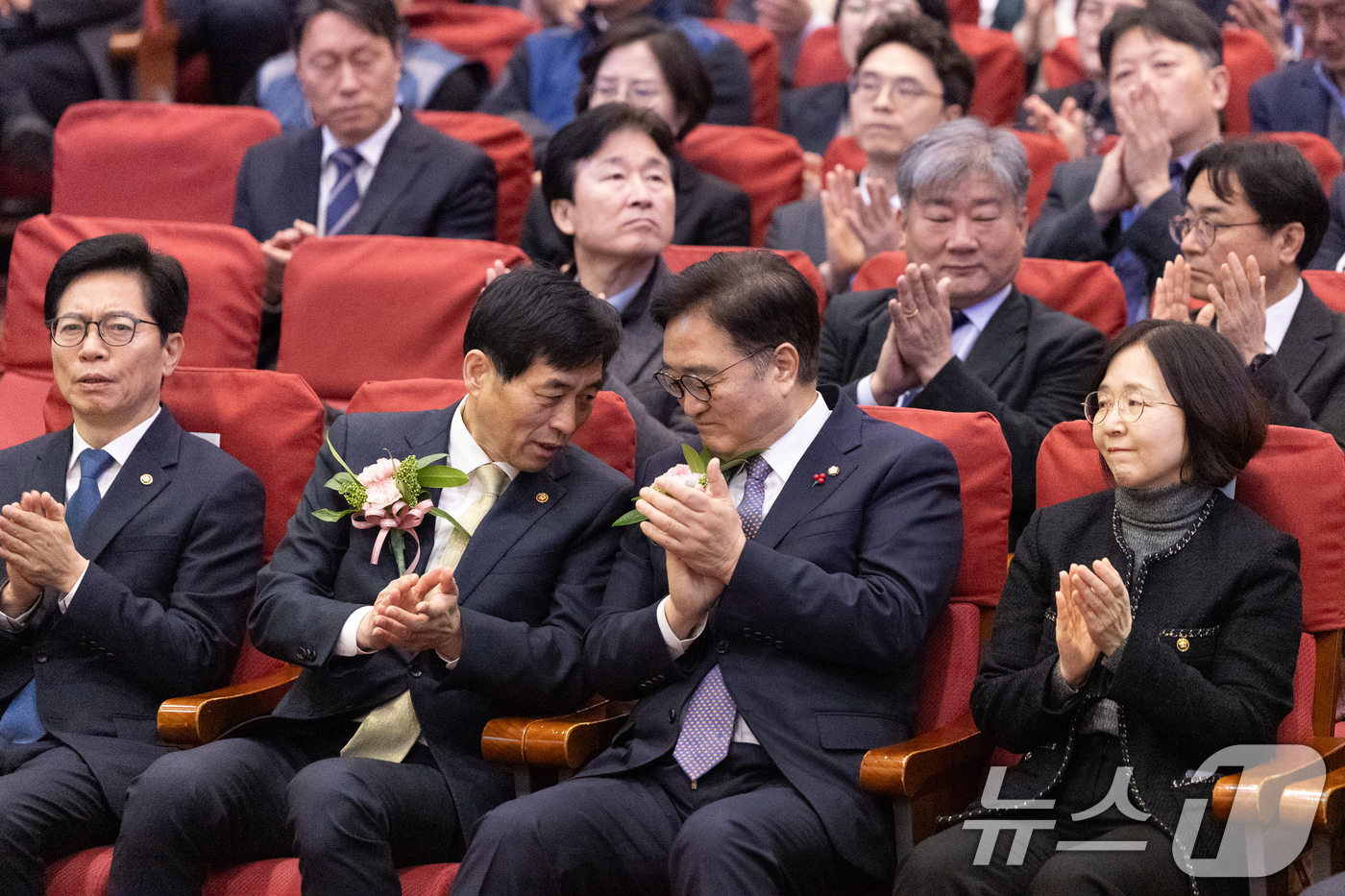 (서울=뉴스1) 이승배 기자 = 우원식 국회의장이 2일 서울 여의도 국회 의원회관에서 열린 2026 국회 시무식에서 김민기 사무총장과 대화하고 있다. 2026.1.2/뉴스1