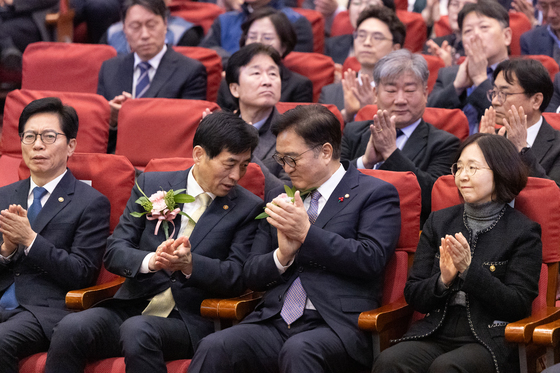 대화 나누는 우원식 의장과 김민기 사무총장