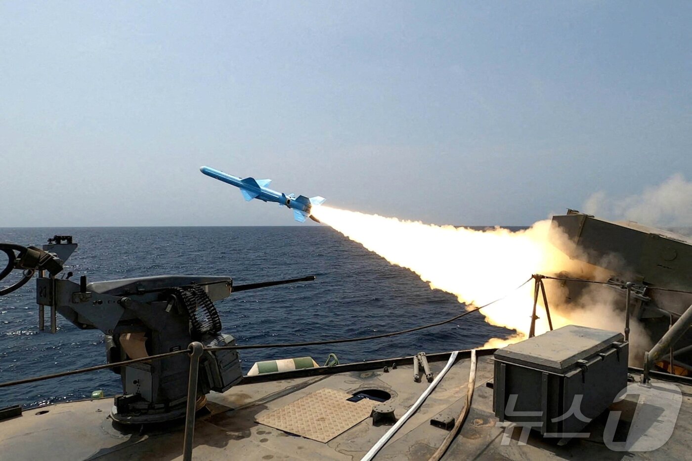 본문 이미지 - 이란군 군사 훈련 중 미사일이 발사되고 있다. (이란군 제공) 2025.08.20. ⓒ 로이터=뉴스1 (사진은 기사 내용과 무관함) / 뉴스1 ⓒ News1