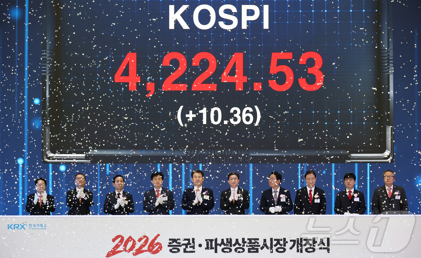 (서울=뉴스1) 김명섭 기자 = 정은보 한국거래소 이사장을 비롯한 참석자들이 2일 오전 서울 영등포구 한국거래소 서울사무소에서 열린 2026년도 증권·파생상품시장 개장식에서 개장신 …