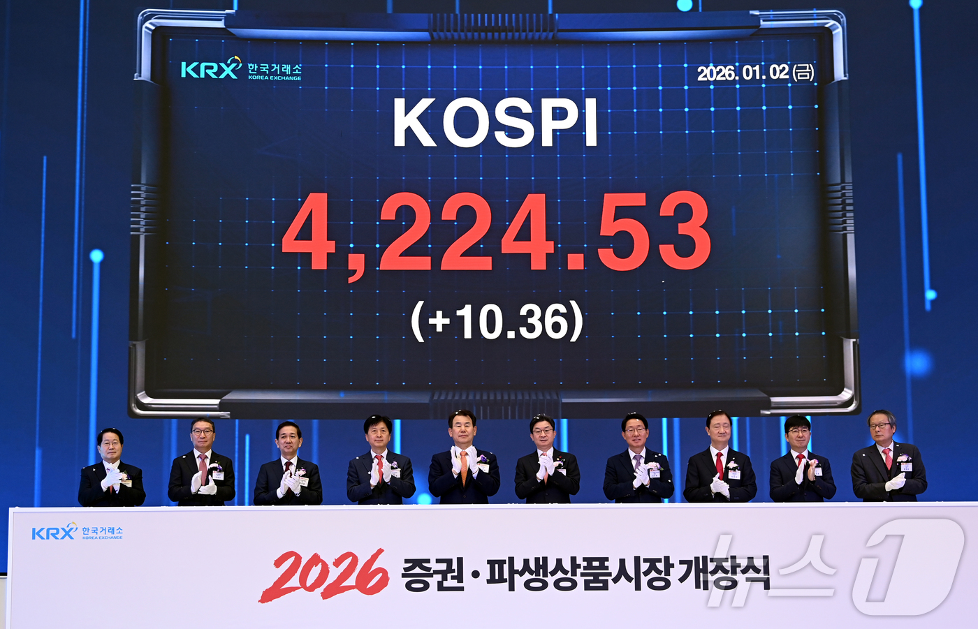 (서울=뉴스1) 김명섭 기자 = 2일 오전 서울 영등포구 한국거래소 서울사옥 마켓스퀘어 종합홍보관에서 열린 '2026년 증권·파생상품시장 개장식'에서 참석자들이 개장신호식 부저를 …