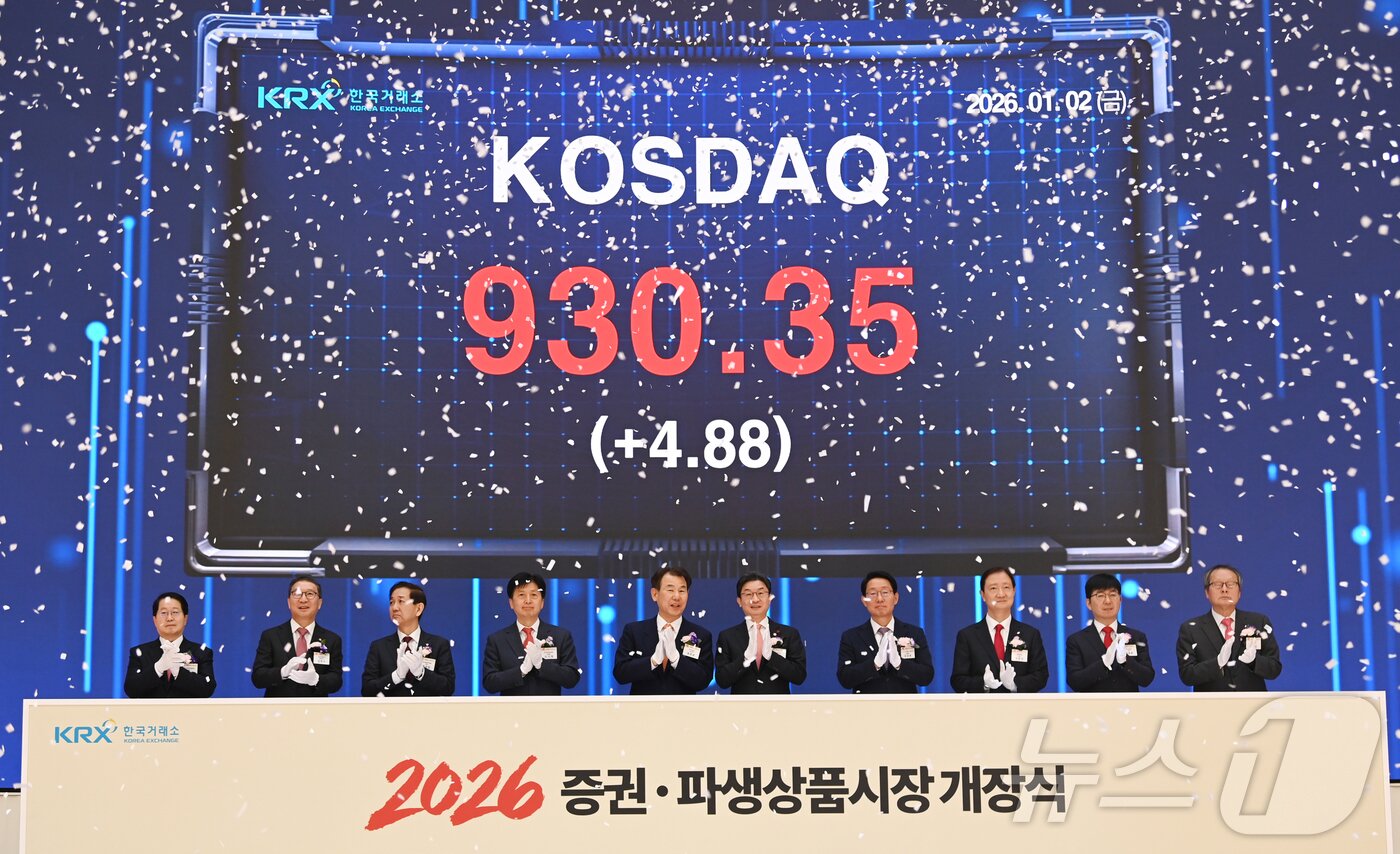 본문 이미지 - 2일 오전 서울 영등포구 한국거래소 서울사옥 마켓스퀘어 종합홍보관에서 열린 '2026년 증권·파생상품시장 개장식'에서 참석자들이 개장신호식 부저를 누른 뒤 박수를 치고 있다. (공동취재) 2026.1.2/뉴스1 ⓒ News1 김명섭 기자