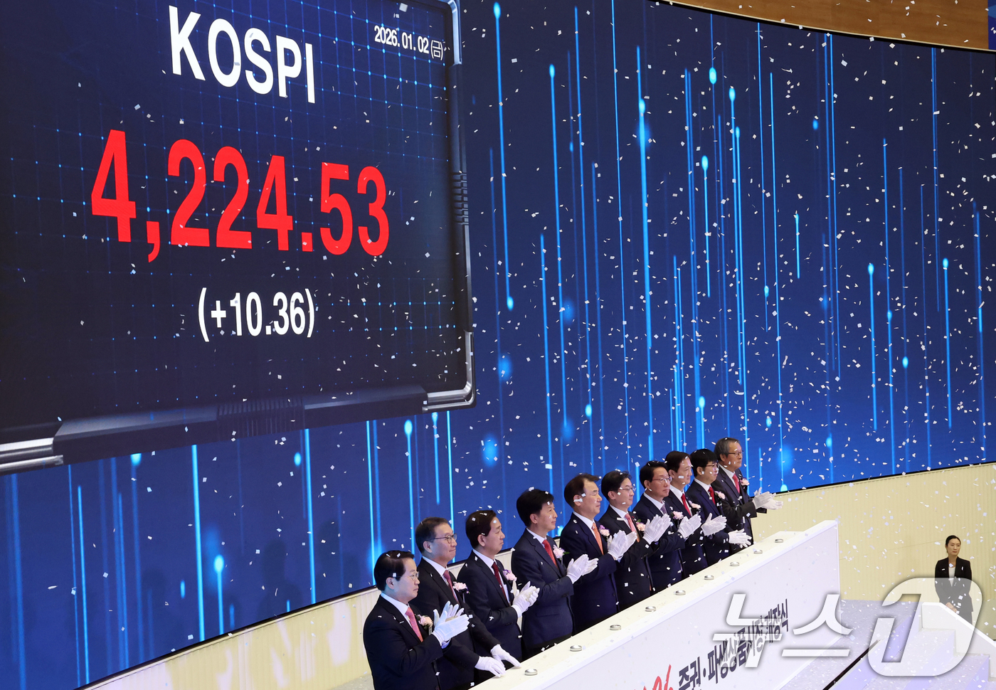 (서울=뉴스1) 김명섭 기자 = 2일 서울 여의도 한국거래소 서울사옥 종합홍보관에서 열린 2026년도 증권·파생상품시장 개장식에서 참석자들이 기념촬영을 하고 있다. (왼쪽부터 김영 …