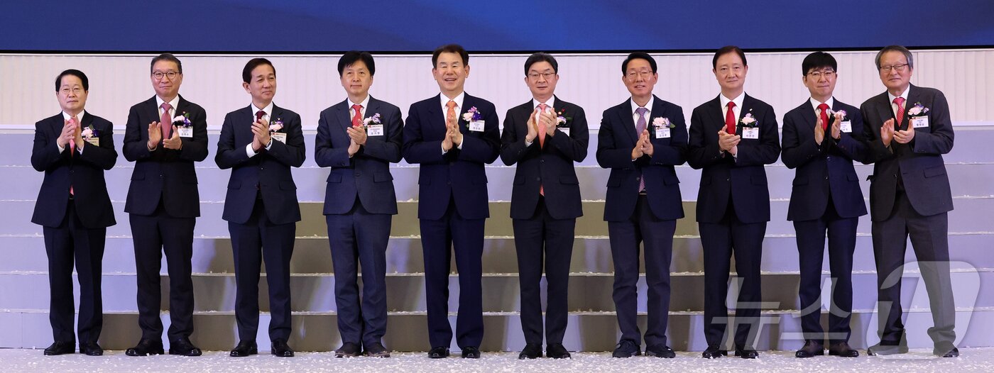 본문 이미지 - 정은보 한국거래소 이사장을 비롯한 참석자들이 2일 오전 서울 영등포구 한국거래소에서 열린 2026년도 증권·파생상품시장 개장식에서 기념촬영을 하고 있다. 공동취재) 2026.1.2/뉴스1 ⓒ News1 김명섭 기자