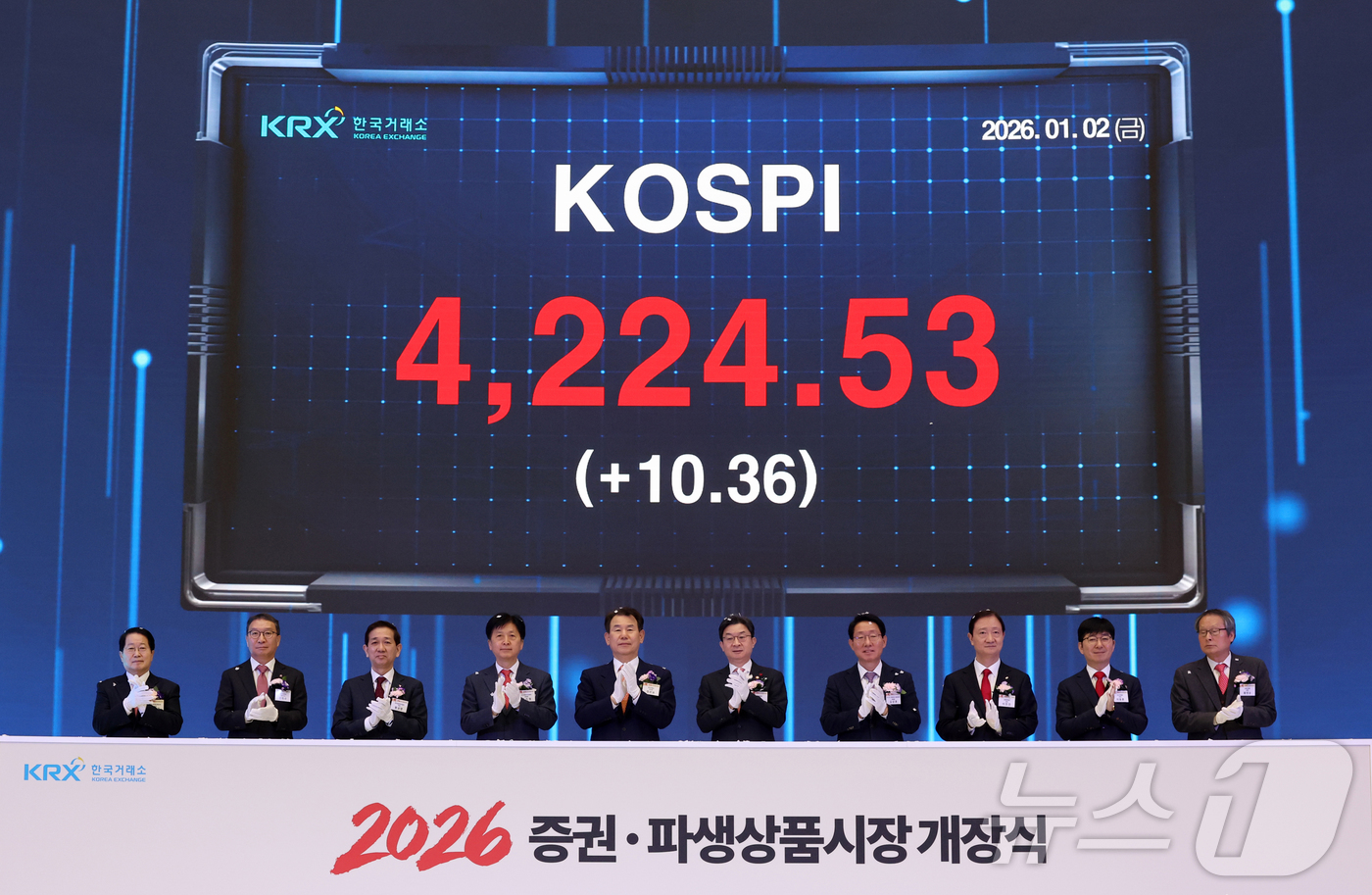 (서울=뉴스1) 김명섭 기자 = 2026년 증권·파생상품시장 개장식이 열린 2일 오전 서울 여의도 한국거래소 전광판에 올해 첫 코스피가 표시되고 있다. 사진 왼쪽부터 김영재 상장회 …
