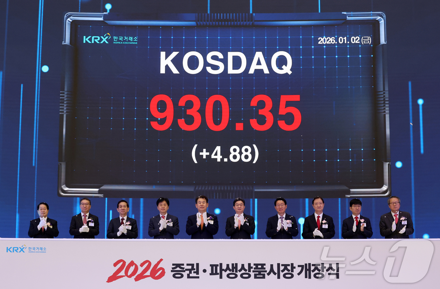 (서울=뉴스1) 김명섭 기자 = 2026년 증권·파생상품시장 개장식이 열린 2일 오전 서울 여의도 한국거래소 전광판에 올해 첫 코스닥이 표시되고 있다. 사진 왼쪽부터 김영재 상장회 …