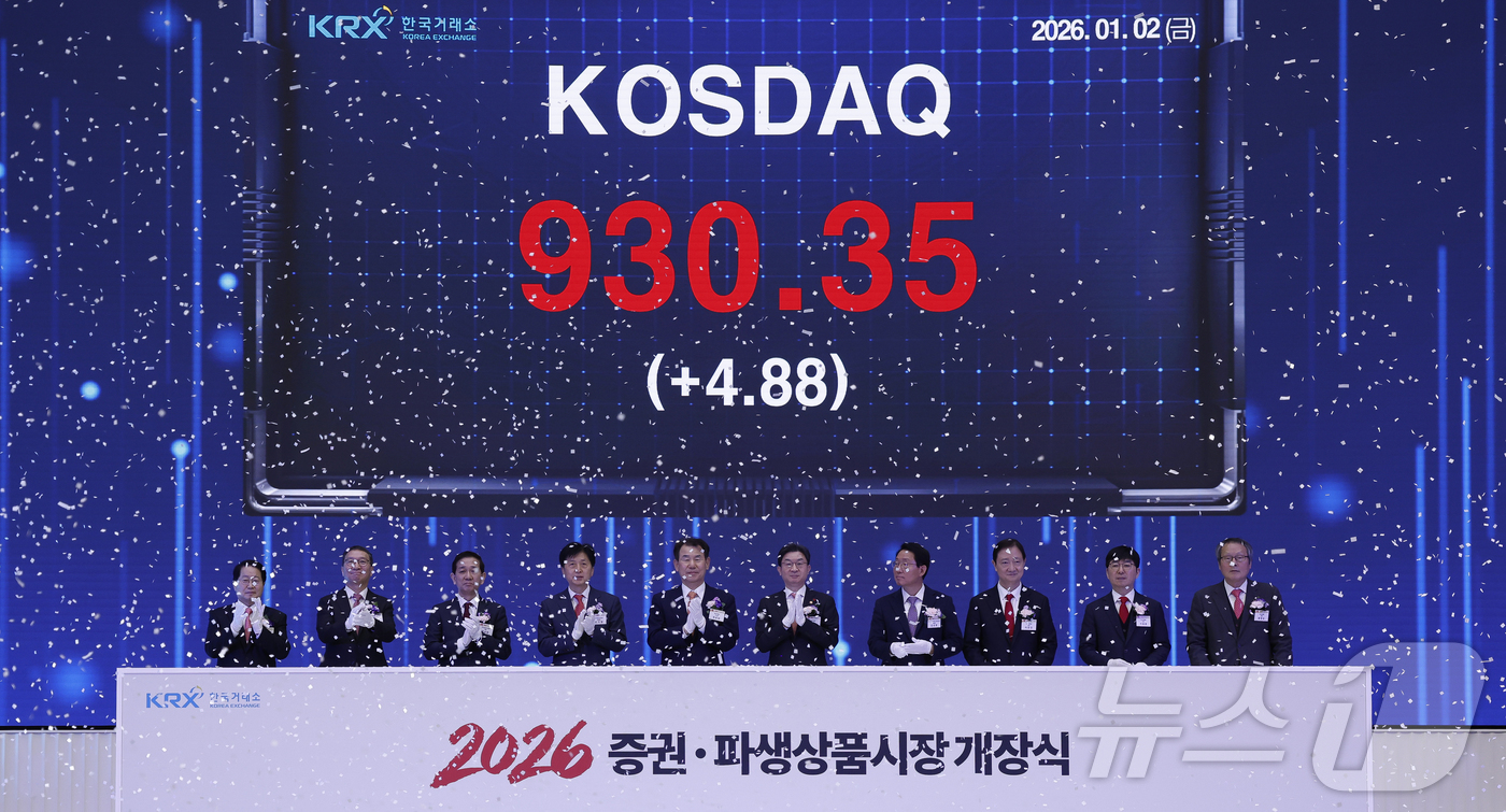 (서울=뉴스1) 김명섭 기자 = 이억원 금융위원장과 정은보 한국거래소 이사장 등 참석자들이 2일 서울 영등포구 한국거래소 서울사무소에서 열린 2026년도 증권·파생상품시장 개장식에 …