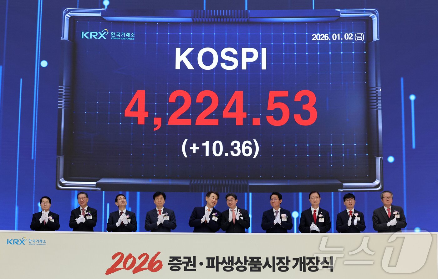 본문 이미지 - 2026년 증권·파생상품시장 개장식이 열린 2일 오전 서울 여의도 한국거래소 전광판에 올해 첫 코스피가 표시되고 있다. 사진 왼쪽부터 김영재 상장회사협의회장, 김학수 넥스트레이드 사장, 황성엽 금융투자협회장, 오기형 코스피 5000 특위위원장, 정은보 한국거래소 이사장, 이억원 금융위원장, 김상훈 밸류업특위위원장, 이찬진 금융감독원장, 이동훈 코스닥협회장, 황창순 코넥스협회장. (공동취재) 2026.1.2/뉴스1 ⓒ News1 김명섭 기자