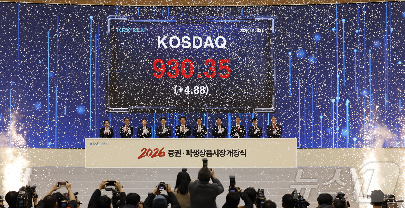 (서울=뉴스1) 김명섭 기자 = 이억원 금융위원장과 정은보 한국거래소 이사장 등 참석자들이 2일 서울 영등포구 한국거래소 서울사무소에서 열린 2026년도 증권·파생상품시장 개장식에 …