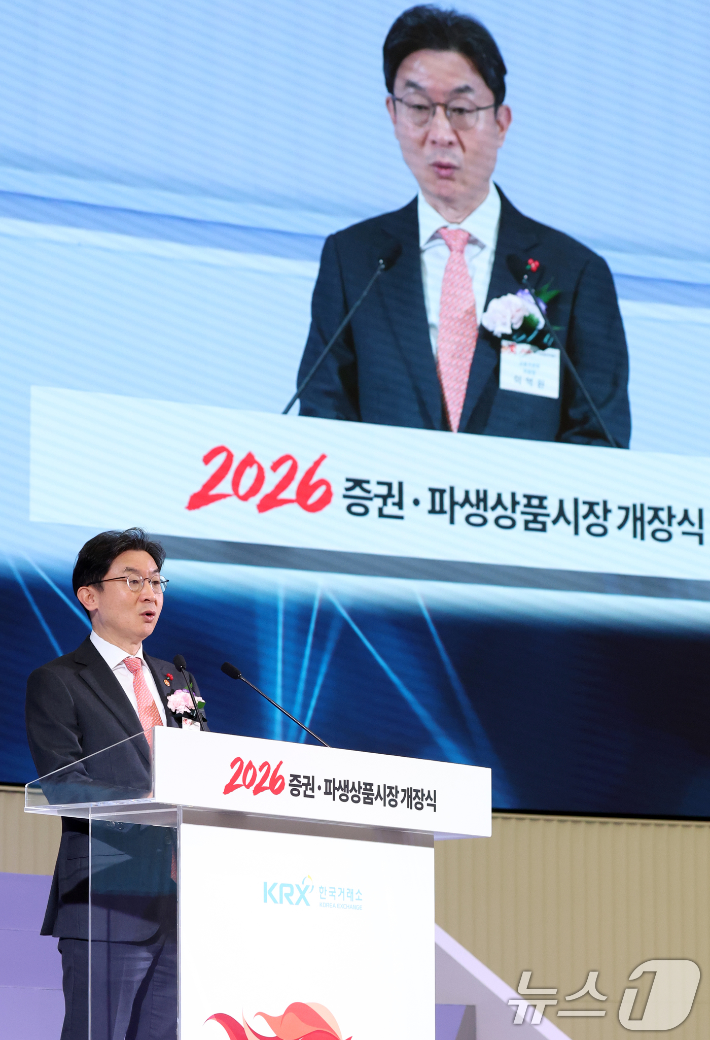 (서울=뉴스1) 김명섭 기자 = 이억원 금융위원장이 2일 서울 여의도 한국거래소 서울사옥 종합홍보관에서 열린 2026년도 증권·파생상품시장 개장식에서 축사를 하고 있다. 2026. …