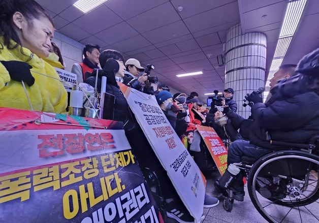 전장연, 새해 첫 출근길 지하철 시위…"열차 늦어" 시민 불편
