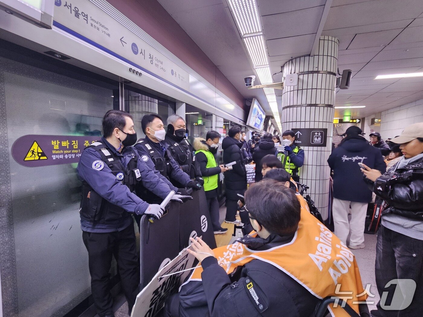 본문 이미지 - 서울 중구 지하철 1호선 시청역 서울역 방면 승강장에서 시위 중인 전국장애인차별철폐연대와 서울교통공사가 대치 중이다. 2026.01.02/뉴스1 ⓒ News1 유채연 기자