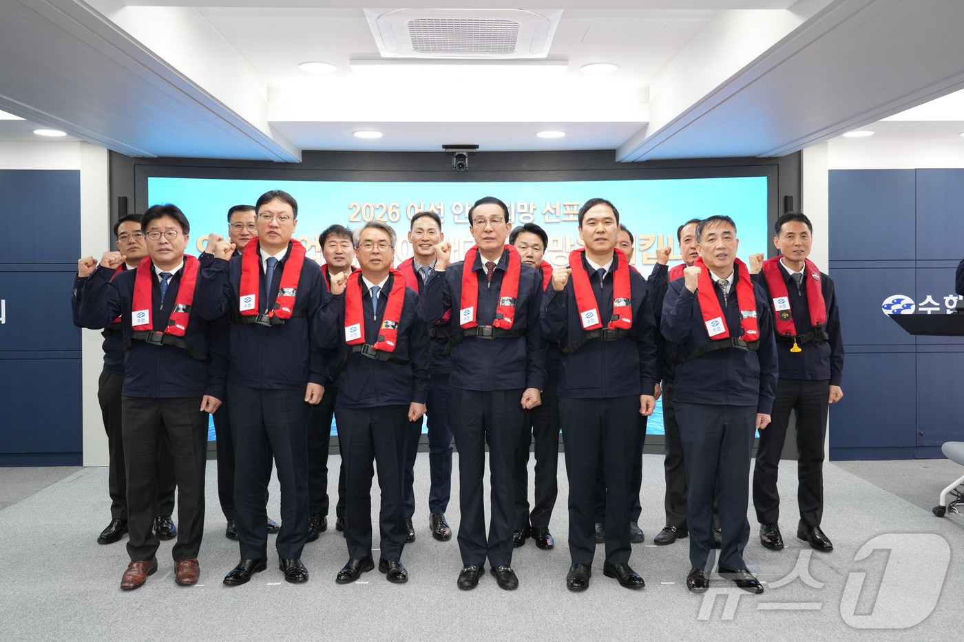 (서울=뉴스1) = 노동진 수협중앙회장(앞줄 오른쪽 세 번째)이 2일 서울 송파구 수협중앙회 본사에서 열린 '어선 안전 희망 선포식'에서 참석자들과 기념촬영을 하고 있다. (수협 …