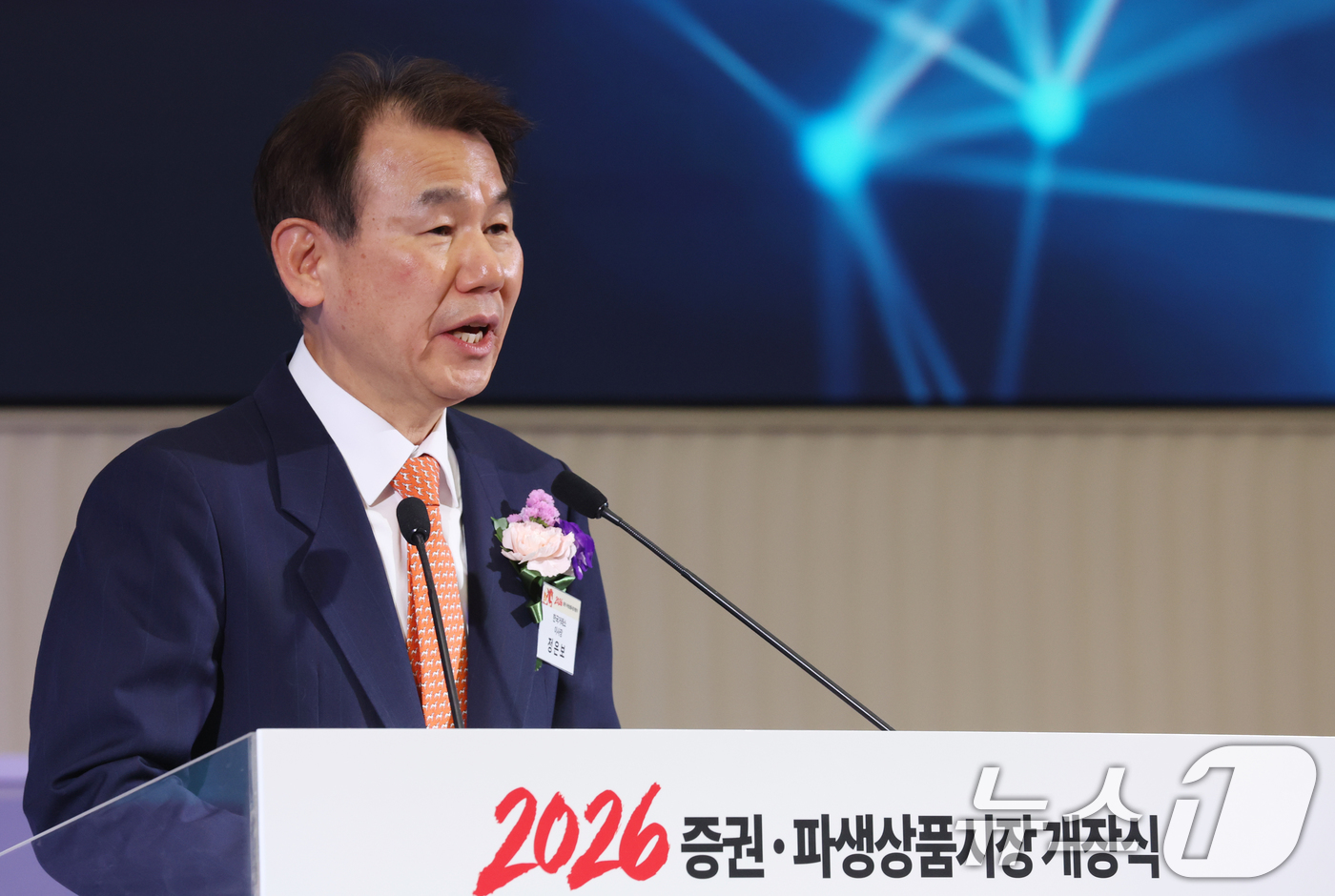 (서울=뉴스1) 김명섭 기자 = 정은보 한국거래소 이사장이 2일 서울 여의도 한국거래소 서울사옥 종합홍보관에서 열린 2026년도 증권·파생상품시장 개장식에서 개장식사를 하고 있다. …