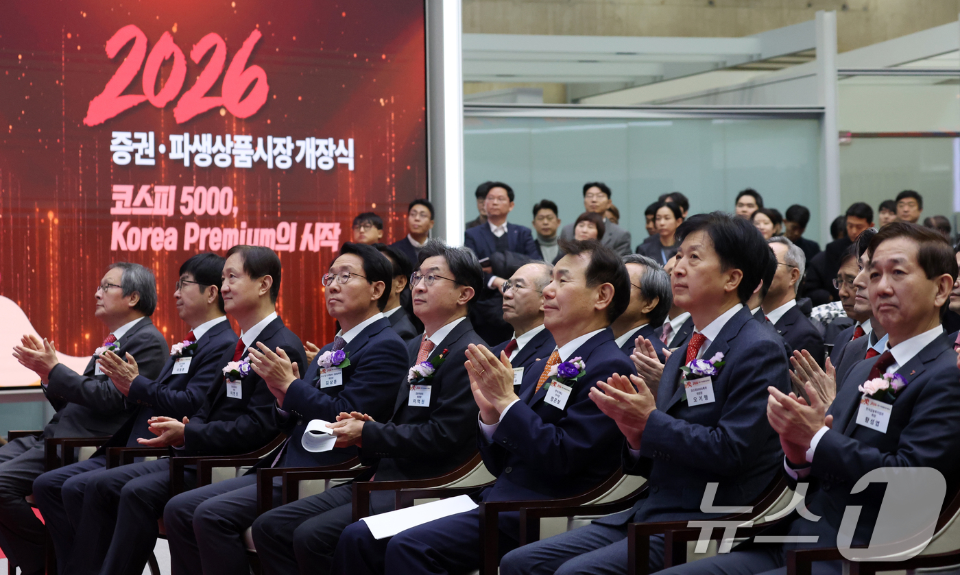(서울=뉴스1) 김명섭 기자 = 2일 서울 여의도 한국거래소 서울사옥 종합홍보관에서 열린 2026년도 증권·파생상품시장 개장식에서 정은보 한국거래소 이사장, 이억원 금융위원장 등 …