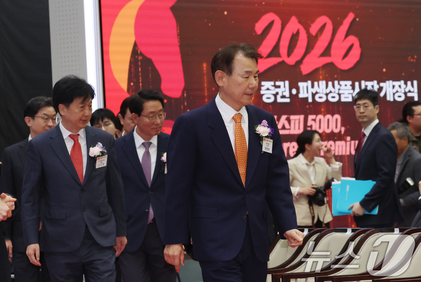 (서울=뉴스1) 김명섭 기자 = 2일 서울 여의도 한국거래소 서울사옥 종합홍보관에서 열린 2026년도 증권·파생상품시장 개장식에서 정은보 한국거래소 이사장, 이억원 금융위원장 등 …