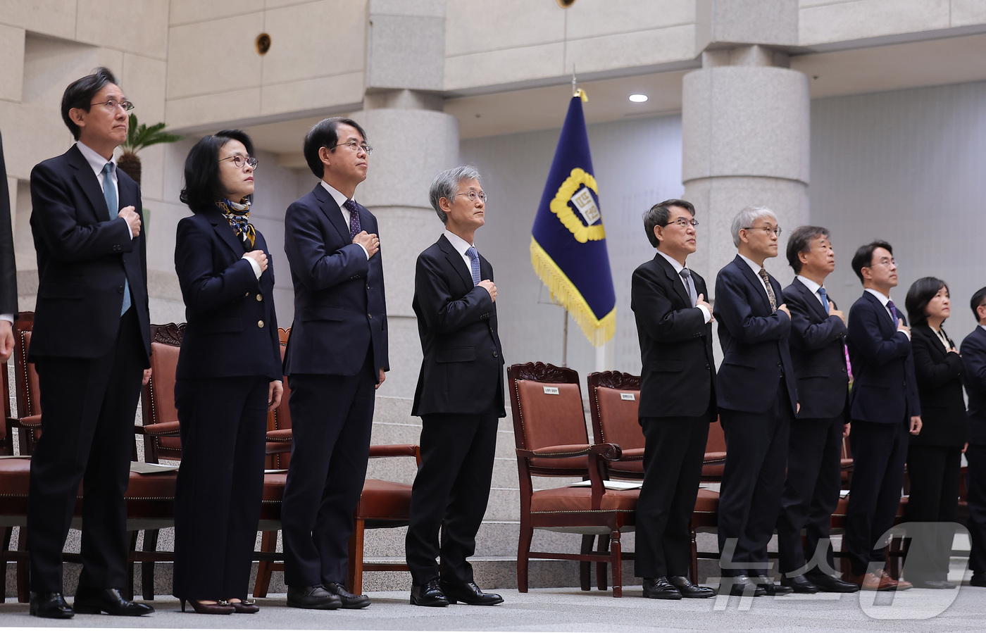 (서울=뉴스1) 김성진 기자 = 조희대 대법원장을 비롯한 대법관들이 2일 서울 서초구 대법원에서 열린 2026년 대법원 시무식에서 국기에 대한 경례를 하고 있다. 2026.1.2/ …
