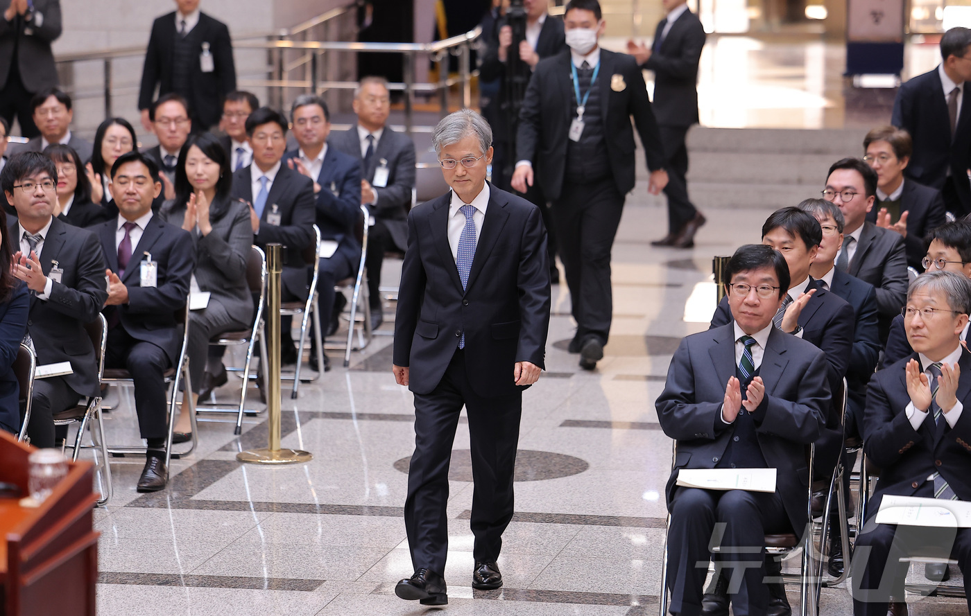 (서울=뉴스1) 김성진 기자 = 조희대 대법원장이 2일 서울 서초구 대법원에서 열린 2026년 대법원 시무식에 참석하고 있다. 2026.1.2/뉴스1