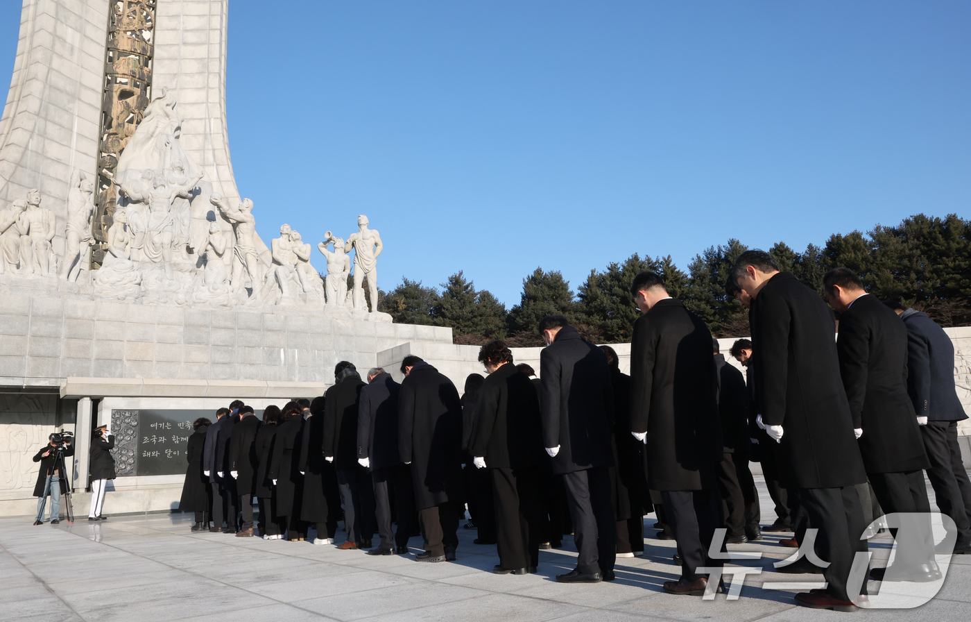 (대전=뉴스1) 김기태 기자 = 대전 유성구 직원들이 2일 오전 대전 유성구 국립대젼현충원 현충탑에 참배하고 있다. 2026.1.2/뉴스1
