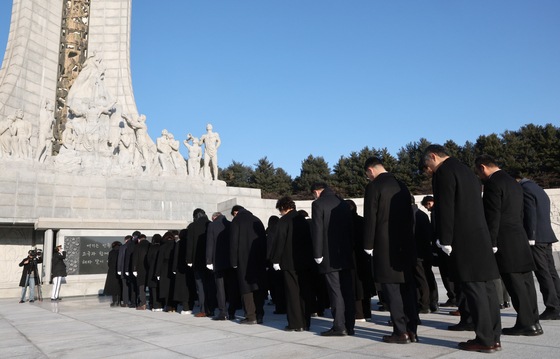 새해 맞아 공직자 현충원 참배 줄이어