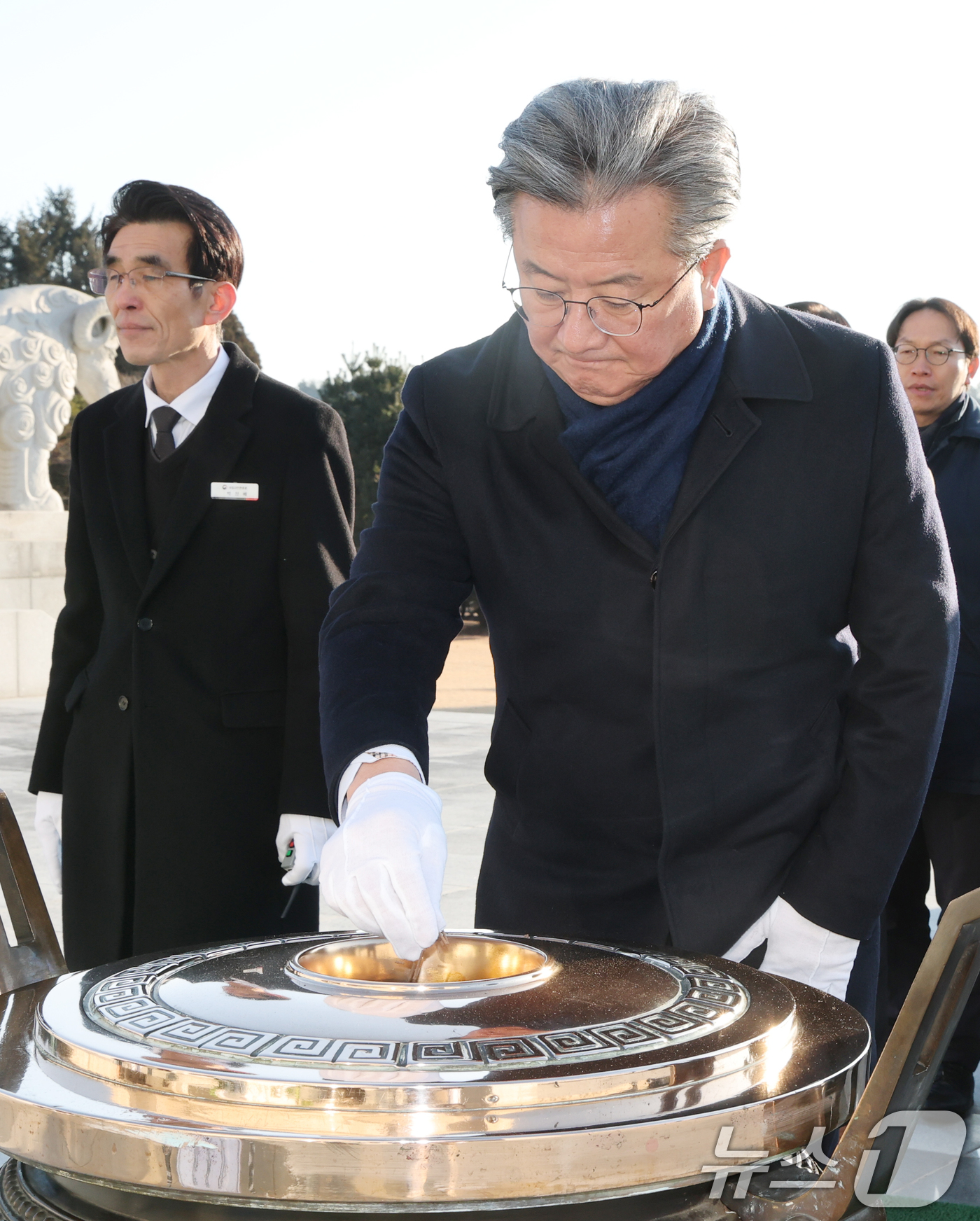 (대전=뉴스1) 김기태 기자 = 정용래 대전 유성구청장과 직원들이 2일 오전 대전 유성구 국립대젼현충원 현충탑에 참배하고 있다. 2026.1.2/뉴스1