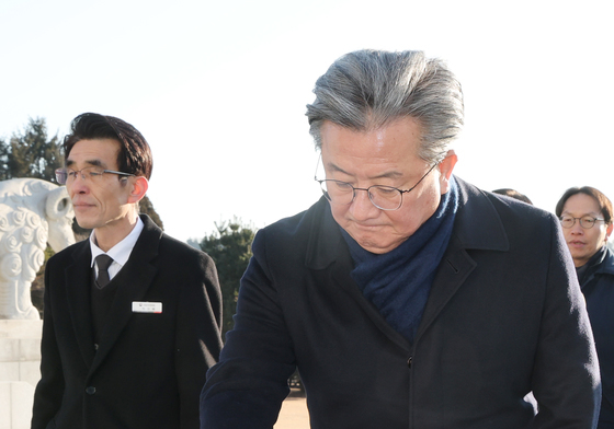 현충원 참배하는 정용래 유성구청장