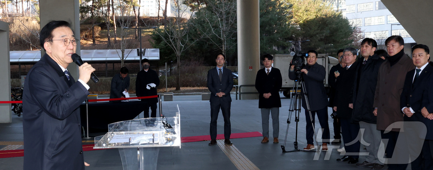 (세종=뉴스1) 김기남 기자 = 김윤덕 국토교통부 장관이 2일 세종시 정부세종청사에서 열린 주택공급추진본부 출범식에 참석하여 인사말을 하고 있다. 2026.1.2/뉴스1