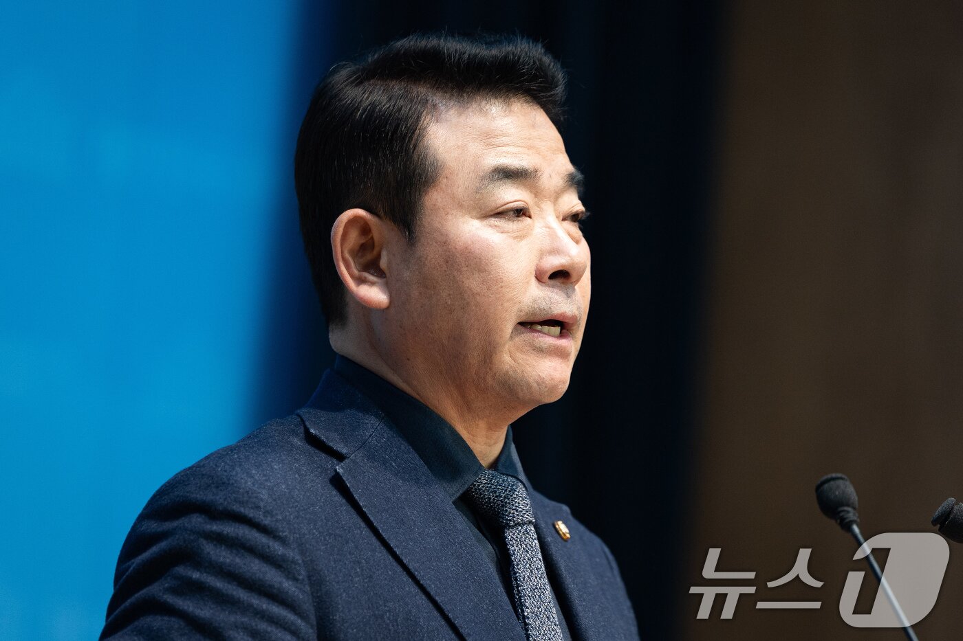 본문 이미지 - 박정 더불어민주당 의원이 2일 서울 여의도 국회 소통관에서 원내대표 보궐선거 출마 기자회견을 하고 있다. 2026.1.2/뉴스1 ⓒ News1 유승관 기자