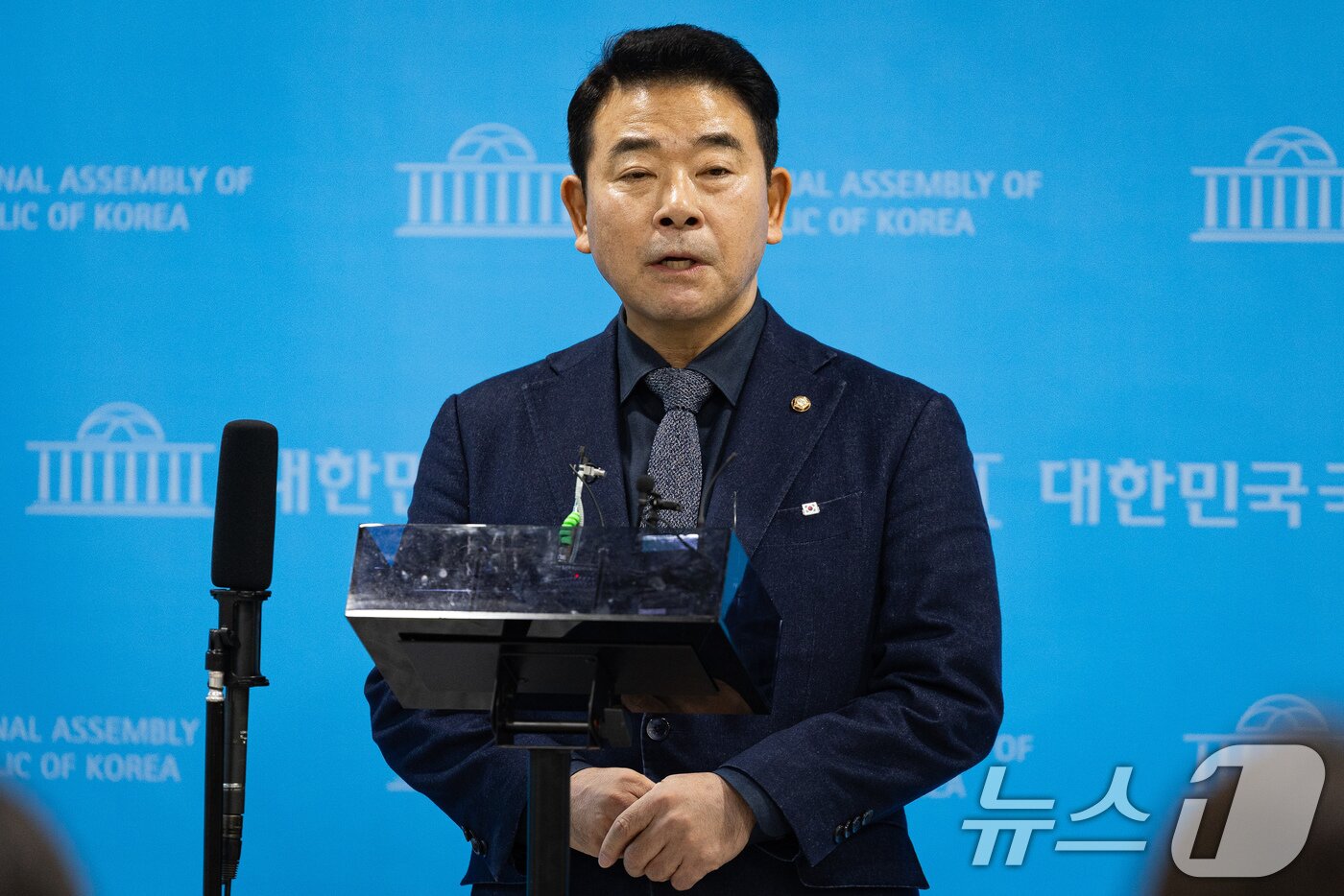 본문 이미지 - 박정 더불어민주당 의원이 2일 서울 여의도 국회 소통관에서 원내대표 보궐선거 출마 기자회견을 마친 후 취재진 질문에 답하고 있다. 2026.1.2/뉴스1 ⓒ News1 유승관 기자