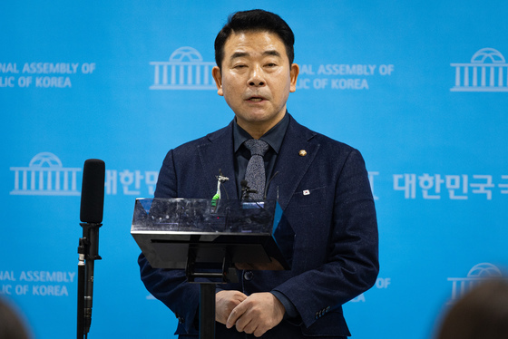 취재진 질문 답하는 박정 의원