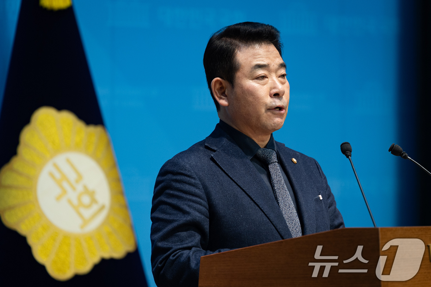 (서울=뉴스1) 유승관 기자 = 박정 더불어민주당 의원이 2일 서울 여의도 국회 소통관에서 원내대표 보궐선거 출마 기자회견을 하고 있다. 2026.1.2/뉴스1