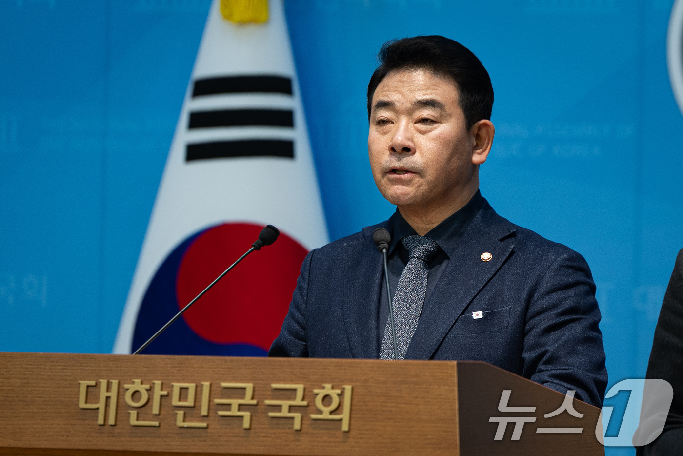 (서울=뉴스1) 유승관 기자 = 박정 더불어민주당 의원이 2일 서울 여의도 국회 소통관에서 원내대표 보궐선거 출마 기자회견을 하고 있다. 2026.1.2/뉴스1