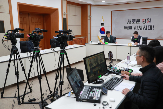 "DJ 태디 왔어요" 김진태 지사, 올해도 보이는 라디오로 시무식