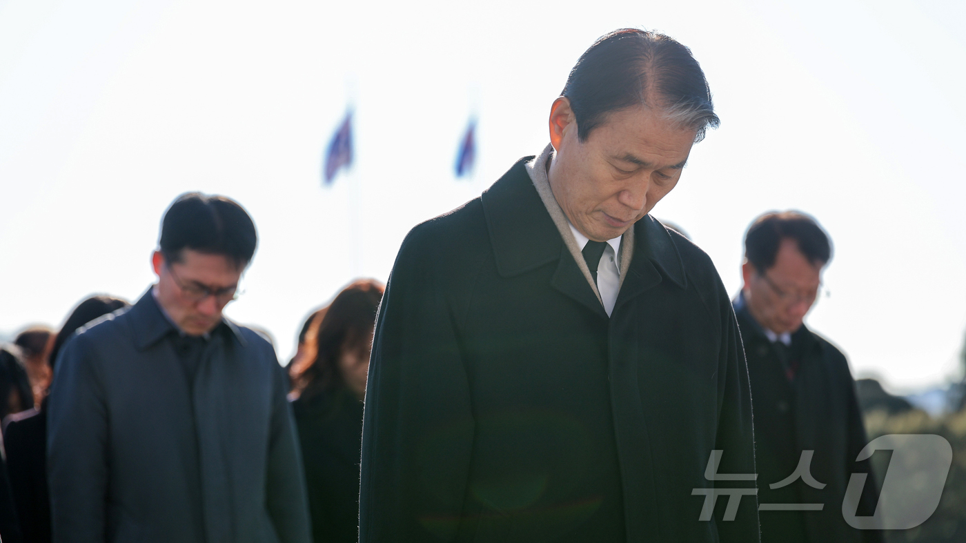 (서울=뉴스1) = 권오을 국가보훈부 장관이 국가보훈부 국장급이상 고위직공무원과 함께 새해를 맞아 2일 오전 대전 유성구 국립대전현충원을 방문해 참배하고 있다. (국가보훈부 제공. …