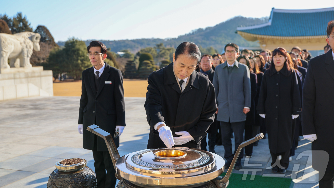 (서울=뉴스1) = 권오을 국가보훈부 장관이 국가보훈부 국장급이상 고위직공무원과 함께 새해를 맞아 2일 오전 대전 유성구 국립대전현충원을 방문해 참배하고 있다. (국가보훈부 제공. …