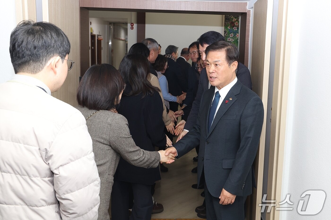 본문 이미지 -  2일 전북 정읍시청에서 시무식이 열린 가운데 이학수 시장이 직원들과 악수를 하고 있다.(정읍시 제공. 재판매 및 DB금지)/뉴스1