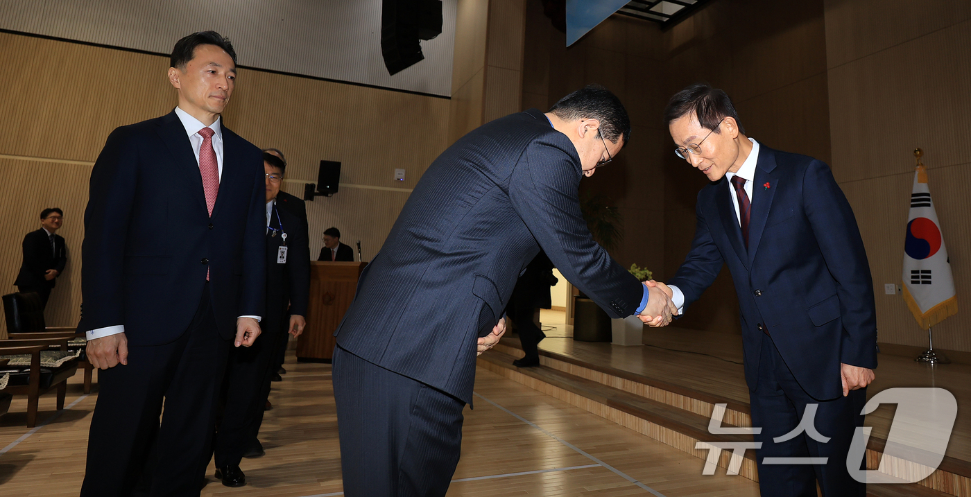 (서울=뉴스1) 김진환 기자 = 김호철 신임 감사원장이 2일 서울 감사원 대강당에서 열린 취임식을 마친 뒤 직원들과 악수를 나누고 있다. 2026.1.2/뉴스1