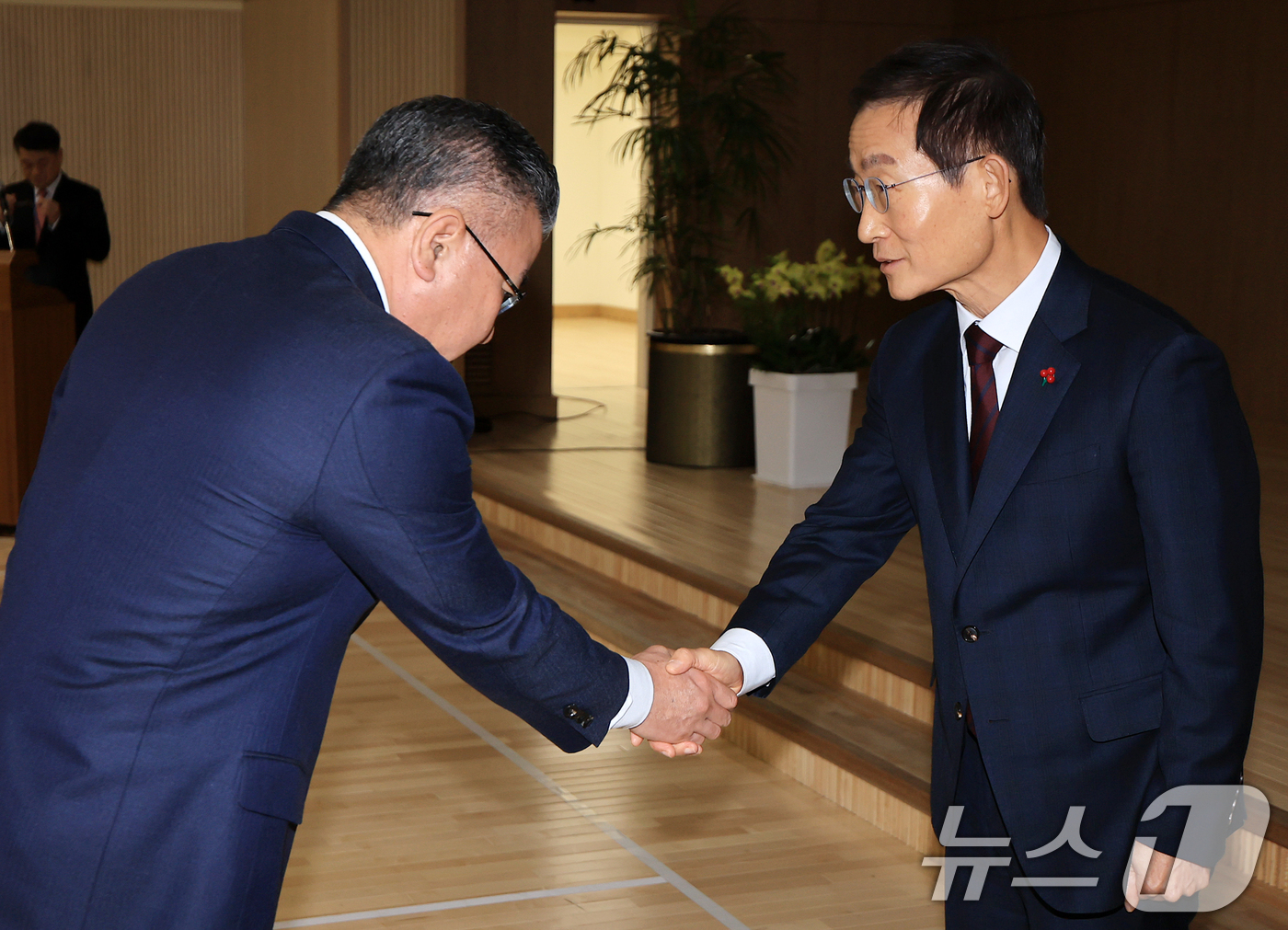 (서울=뉴스1) 김진환 기자 = 김호철 신임 감사원장이 2일 서울 감사원 대강당에서 열린 취임식을 마친 뒤 유병호 감사위원과 악수를 나누고 있다. 2026.1.2/뉴스1