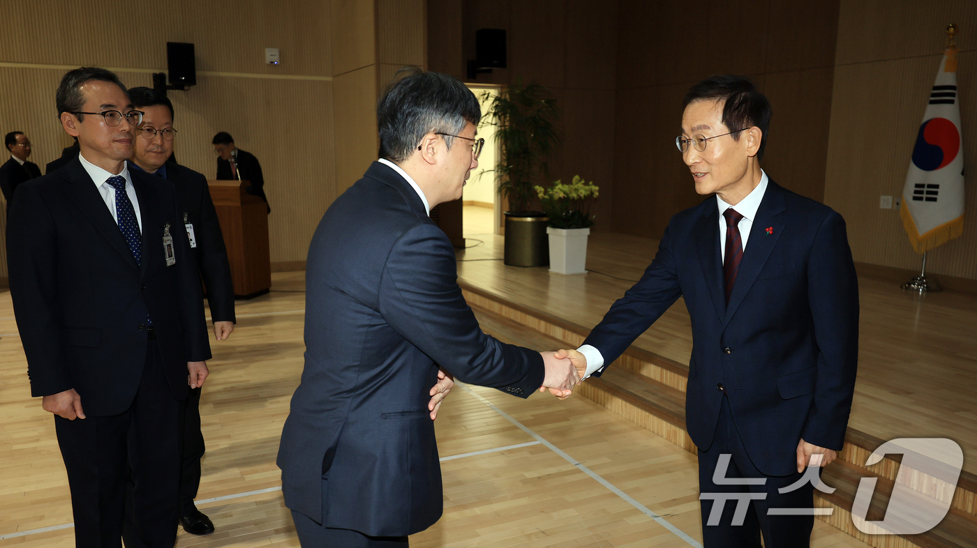 (서울=뉴스1) 김진환 기자 = 김호철 신임 감사원장이 2일 서울 감사원 대강당에서 열린 취임식을 마친 뒤 직원들과 악수를 나누고 있다. 2026.1.2/뉴스1