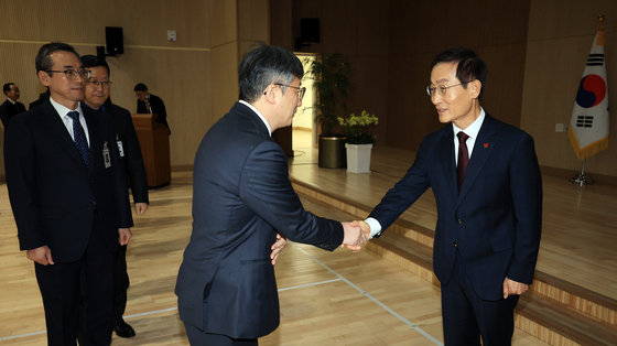 감사원 직원들과 인사 나누는 김호철 신임 감사원장
