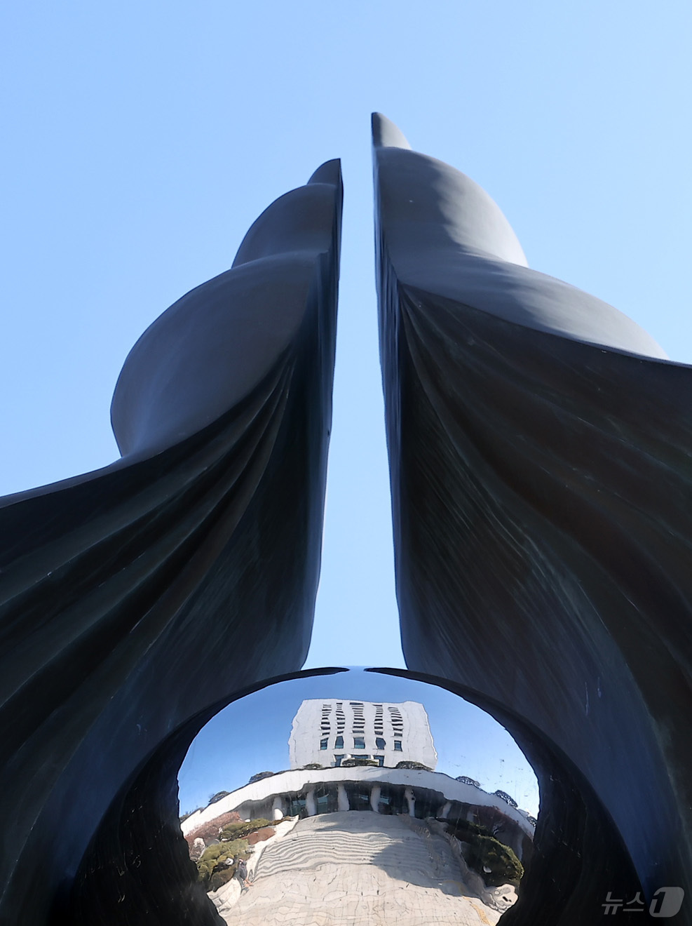 (서울=뉴스1) 김성진 기자 = 안권섭 특별검사팀이 '관봉권 띠지 폐기 의혹'과 관련해 윗선의 증거 은폐 지시 여부 등을 확인하기 위해 2일 대검찰청 압수수색에 나섰다.법조계에 따 …