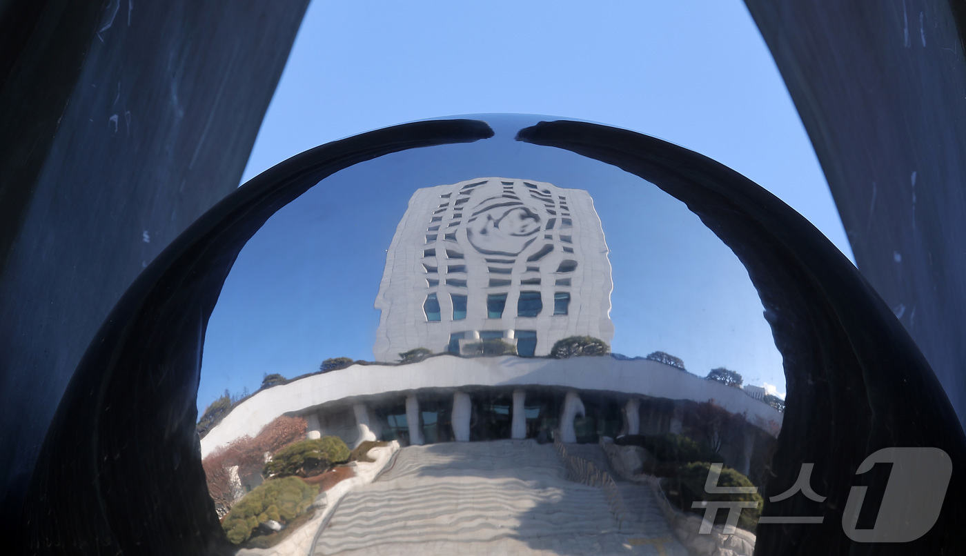 (서울=뉴스1) 김성진 기자 = 안권섭 특별검사팀이 '관봉권 띠지 폐기 의혹'과 관련해 윗선의 증거 은폐 지시 여부 등을 확인하기 위해 2일 대검찰청 압수수색에 나섰다.법조계에 따 …