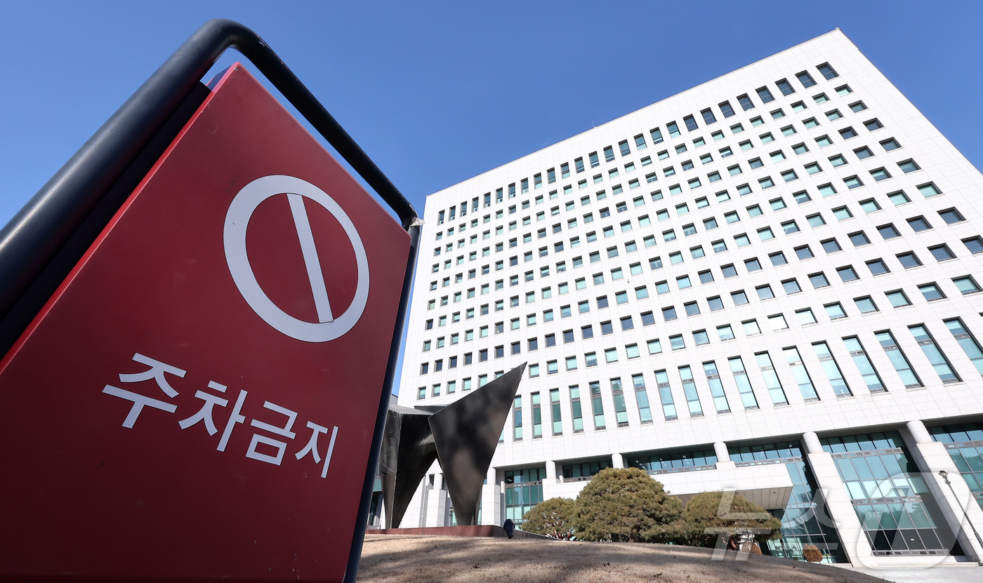 (서울=뉴스1) 김성진 기자 = 안권섭 특별검사팀이 '관봉권 띠지 폐기 의혹'과 관련해 윗선의 증거 은폐 지시 여부 등을 확인하기 위해 2일 대검찰청 압수수색에 나섰다.법조계에 따 …