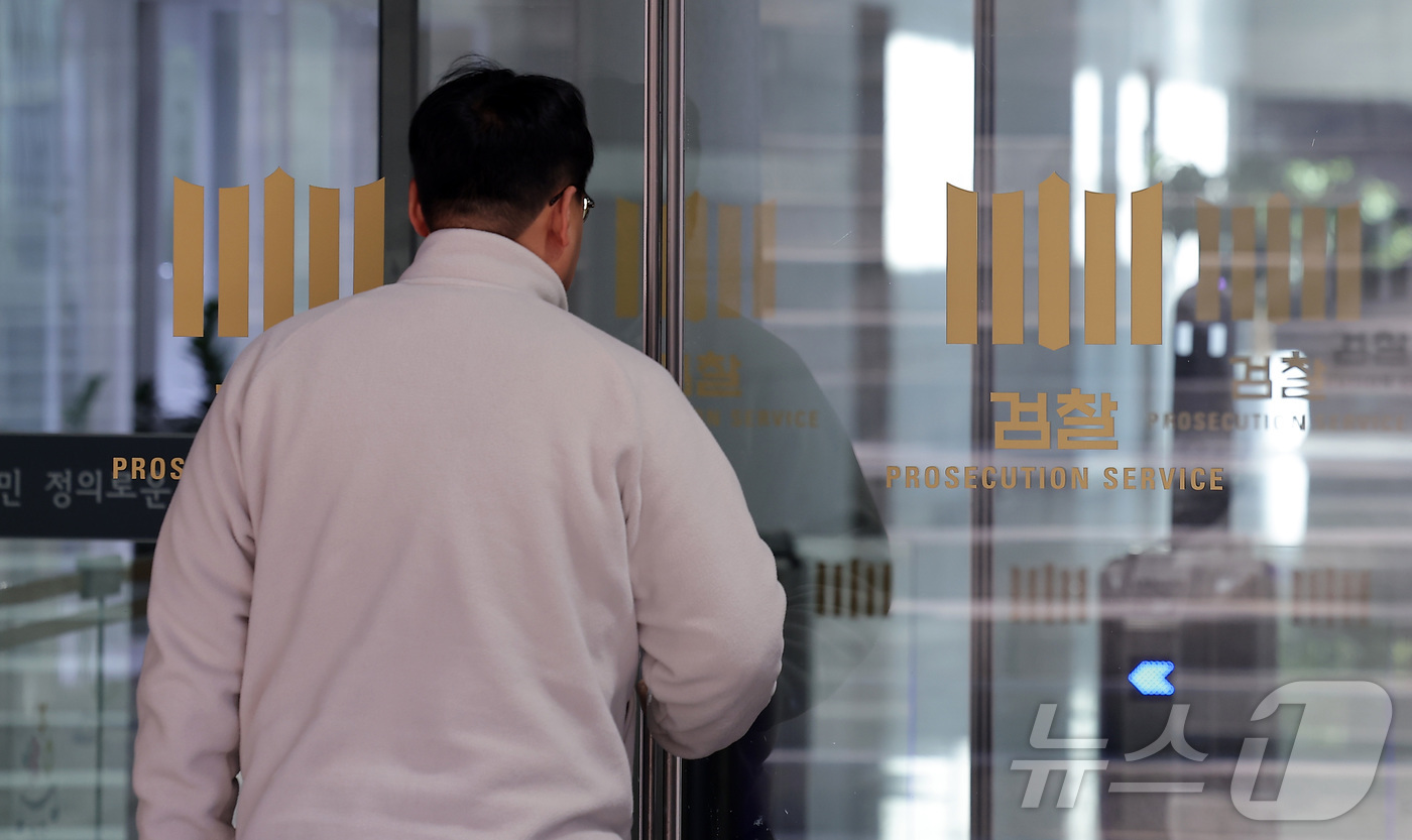 (서울=뉴스1) 김성진 기자 = 안권섭 특별검사팀이 '관봉권 띠지 폐기 의혹'과 관련해 윗선의 증거 은폐 지시 여부 등을 확인하기 위해 2일 대검찰청 압수수색에 나섰다.법조계에 따 …