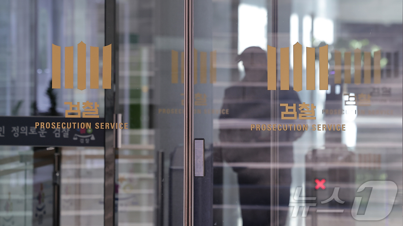 (서울=뉴스1) 김성진 기자 = 안권섭 특별검사팀이 '관봉권 띠지 폐기 의혹'과 관련해 윗선의 증거 은폐 지시 여부 등을 확인하기 위해 2일 대검찰청 압수수색에 나섰다.법조계에 따 …