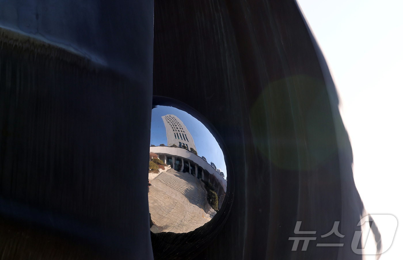 (서울=뉴스1) 김성진 기자 = 안권섭 특별검사팀이 '관봉권 띠지 폐기 의혹'과 관련해 윗선의 증거 은폐 지시 여부 등을 확인하기 위해 2일 대검찰청 압수수색에 나섰다.법조계에 따 …