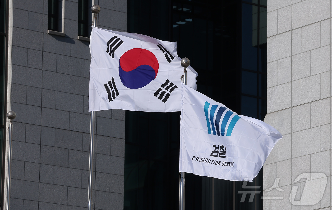 (서울=뉴스1) 김성진 기자 = 안권섭 특별검사팀이 '관봉권 띠지 폐기 의혹'과 관련해 윗선의 증거 은폐 지시 여부 등을 확인하기 위해 2일 대검찰청 압수수색에 나섰다.법조계에 따 …