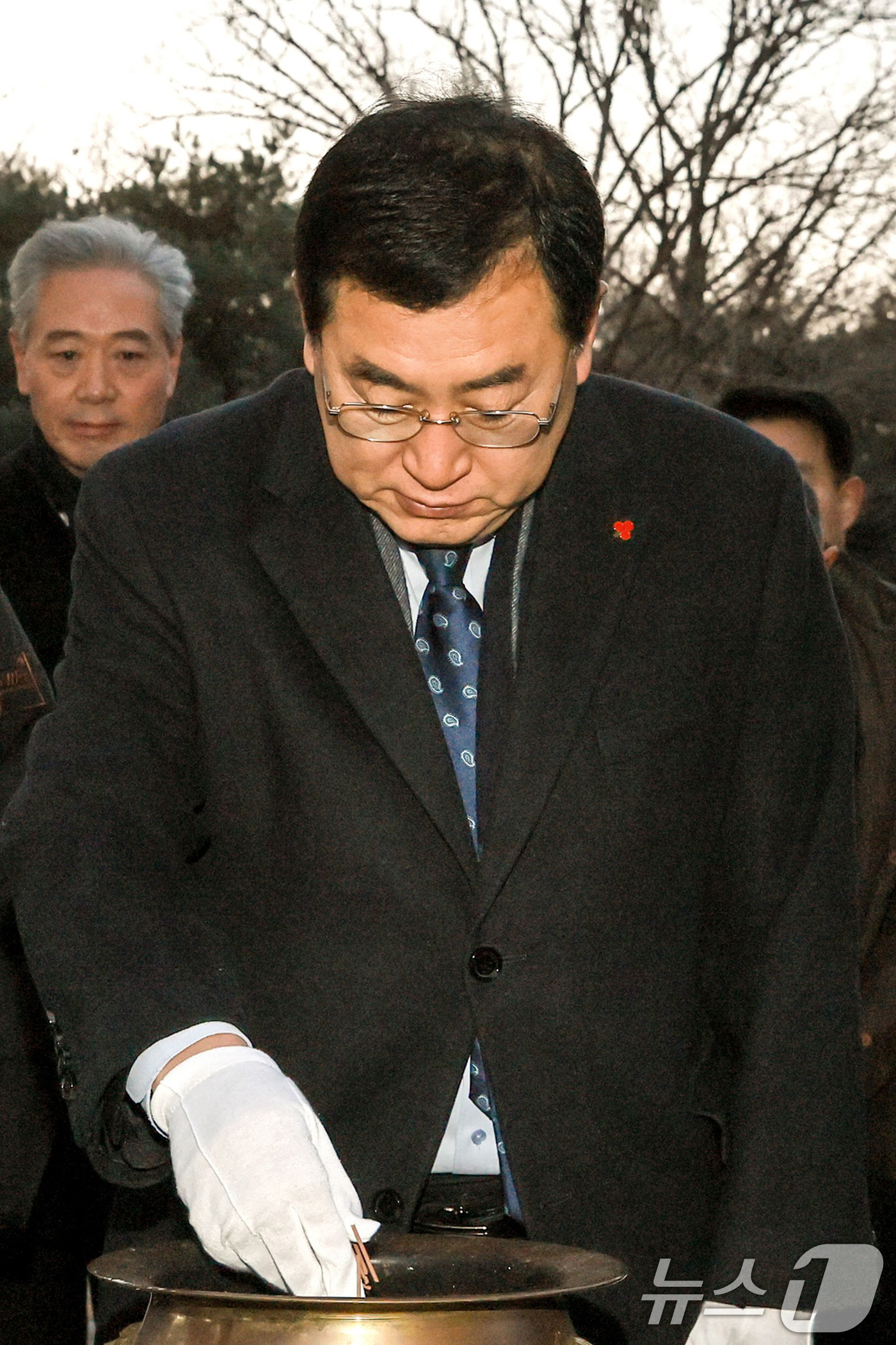 (경주=뉴스1) 최창호 기자 = 주낙영 경북 경주시장이 2일 황성공원 충혼탑에서 신년 참배를 갖고 2026년 병오년 새해 공식 업무를 시작하고 있다.신년 참배에는 김석기 국민의힘의 …